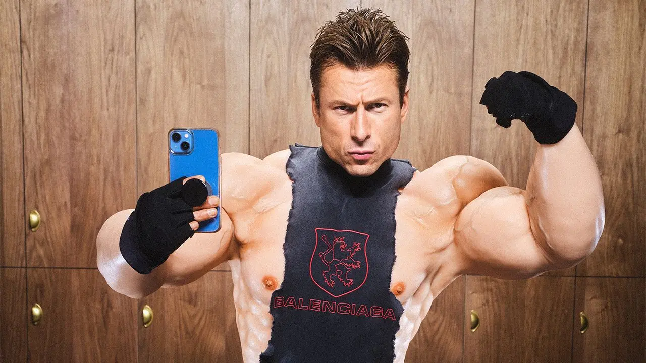 Glen Powell : “Pour moi, Hollywood est comme un terrain de foot où des enfants courent après le ballon”